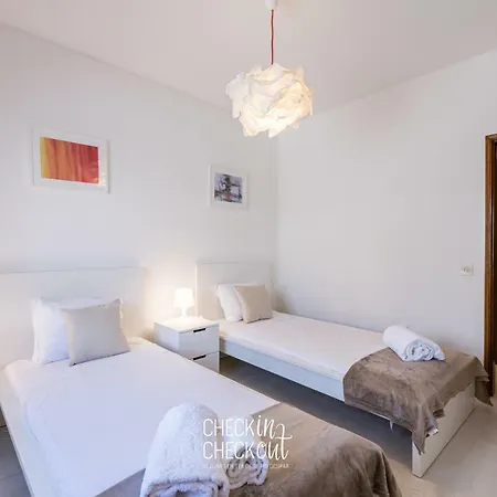 Checkincheckout - City Center Apartman *